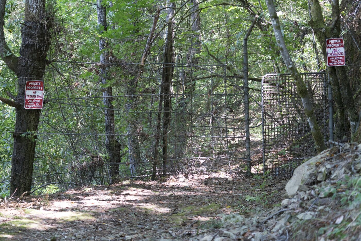 A side gate into the Grove. *Weaving spiders come not here,* says the sign. The spiders go in anyway. (photo: Brianhama, CC BY-SA 4.0)